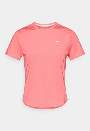 Roza kratka športna majica Nike z okrolim izrezom, gladke teksture, belim logotipom na levi strani prsnega koša in odsevnimi poudarki na straneh.