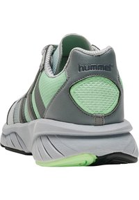 Grå och mintgrön sneaker med mesh och lädermaterial, med en texturerad häl, gummisula och märkets logotyp som accent.