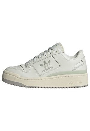 Hvid Adidas lave sneakers med tykkelig beige sål, snørelukning foran og Adidas trefoil-logo på sidepanelet og sålens kant.