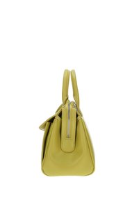 Borsa a mano gialla in pelle con due manici superiori, una tasca con zip su un lato e una forma rettangolare strutturata. Texture liscia e dettagli minimi.