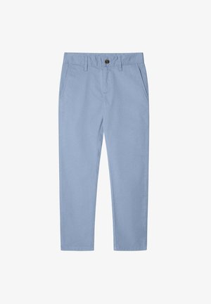Pantalons en coton bleu clair avec une coupe droite, devant plat, éclat subtil, passants de ceinture et deux poches latérales. Texture générale lisse.