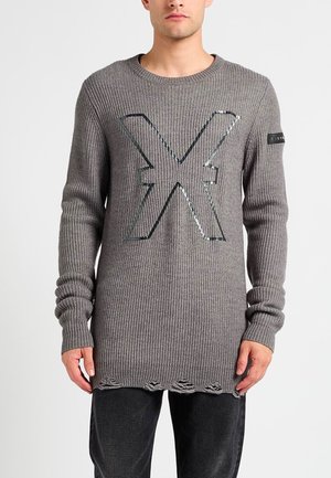 Maglione grigio a coste con una grande grafica a X nera, con orlo sfilacciato e maniche lunghe. Etichetta attaccata sulla manica sinistra.