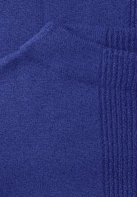 Weicher, mittelgewichtiger Strickstoff in einem tiefen Blau mit glatter Textur und gerippten Akzenten auf einer Seite.