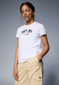 Tommy Hilfiger - VARSITY REGULAR TEE UNISEX - Print T-shirt - white Thumbnail Image 1