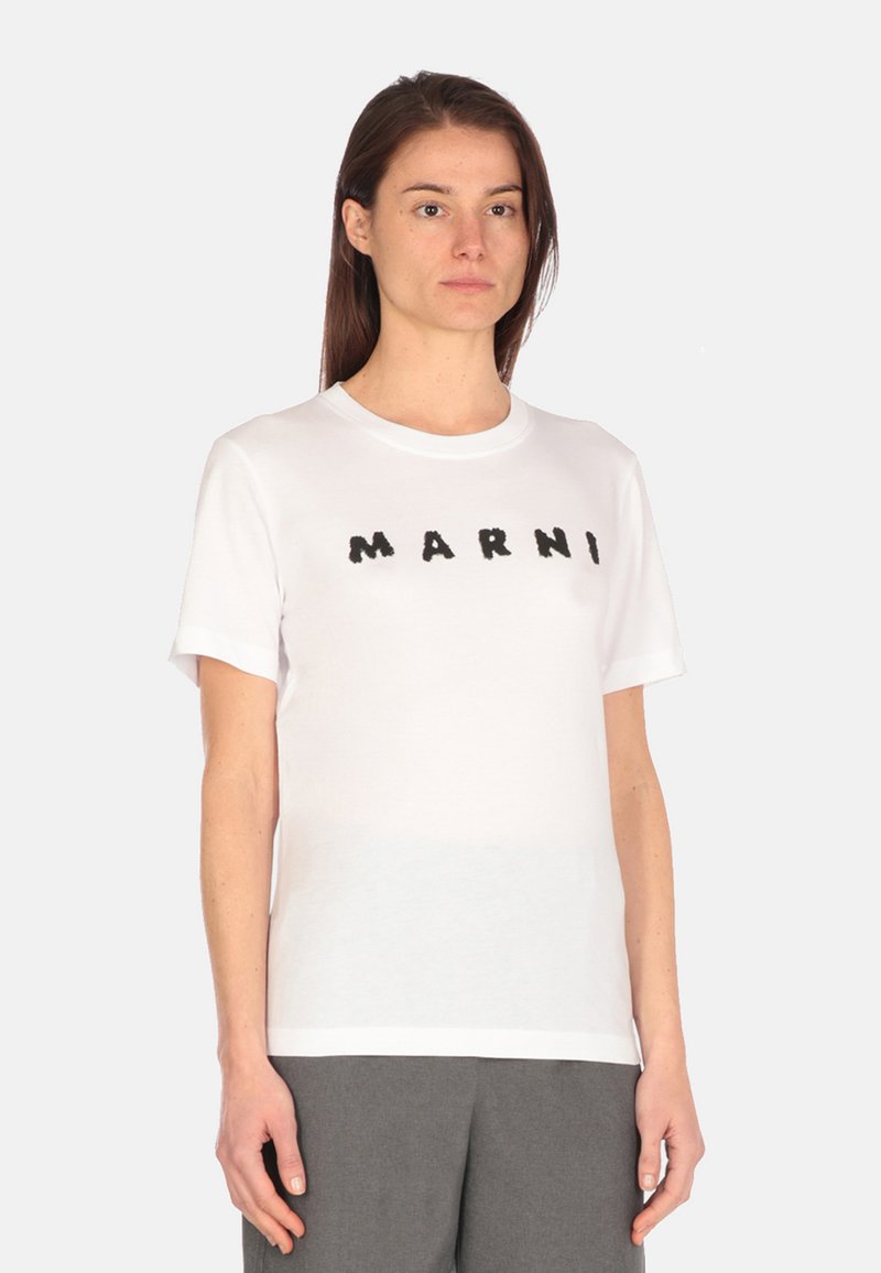 T-shirt bianca in cotone con maniche corte e collo rotondo, con il nome del marchio "MARNI" stampato in nero sul petto.