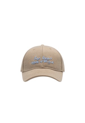 Beige baseball cap made of fabric with embroidered text "Les Deux state of Mind" in light blue. Features a curved brim and adjustable strap.