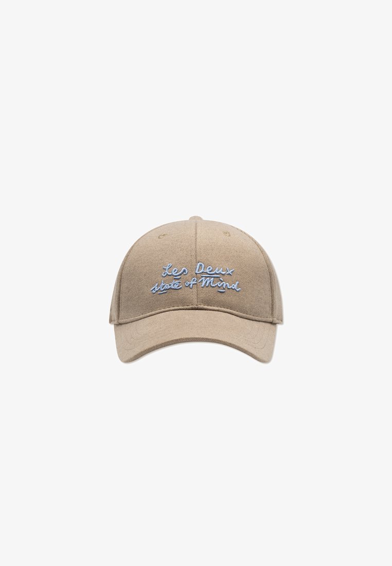 Beige baseball cap made of fabric with embroidered text "Les Deux state of Mind" in light blue. Features a curved brim and adjustable strap.