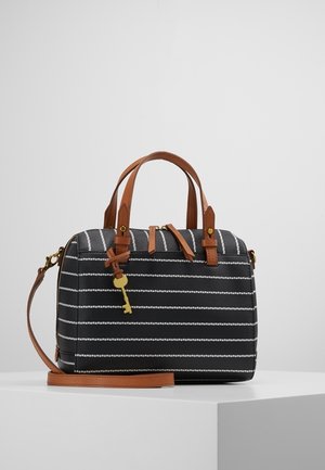 Prostokątna torebka w czarno-białe paski z brązowymi skórzanymi rączkami i paskiem, ozdobiona małą złotą dekoracją w kształcie klucza zawieszoną z przodu.