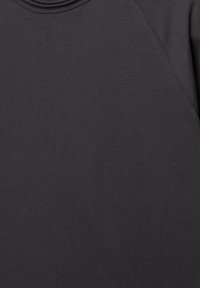 Pulover gri închis, dintr-un amestec de bumbac, cu guler tip crew, mâneci lungi tip raglan, textură netedă și culoare solidă, fără modele sau accente.