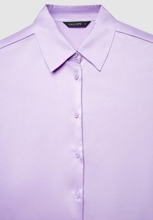 Camicia lilla chiaro con bottoni, colletto appuntito e bottoni visibili sul davanti, etichettata come taglia small.