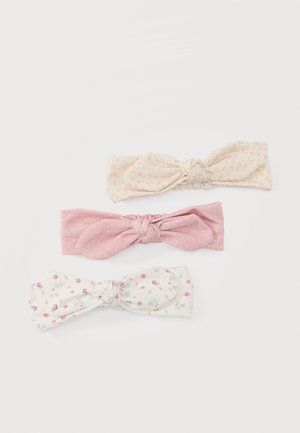 Τρεις υφασμάτινες κορδέλες για το κεφάλι σε μπεζ με μικρό λουλουδάτο σχέδιο, ροζ με μικρές λευκές βούλες και λευκή με μικρά ροζ λουλούδια, η κάθε μία δεμένη σε κόμπο.