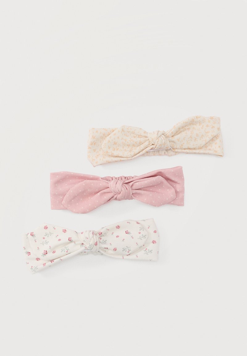 Τρεις υφασμάτινες κορδέλες για το κεφάλι σε μπεζ με μικρό λουλουδάτο σχέδιο, ροζ με μικρές λευκές βούλες και λευκή με μικρά ροζ λουλούδια, η κάθε μία δεμένη σε κόμπο.