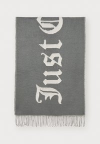 Grå strikket plaid med hvid gotisk stil tekst. Kanterne er afsluttet med frynse-detaljer. Blød tekstur med et alsidigt design.