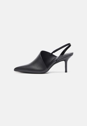 Sorte læder slingback-hæle med spids tå og slank hæl, der har en glat tekstur og et minimalistisk design.