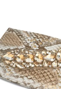 Kopertówka w wężowy wzór w odcieniach brązu i kremu, ozdobiona dużymi, fasetowanymi złotymi kryształami i srebrnymi akcentami.