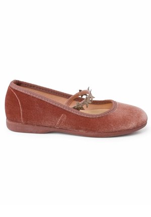 Fluwelen ballerina's in rustkleur met een ronde neus en elastische band. Voorzien van stervormige, metalen hardwareaccenten. Platte zool.