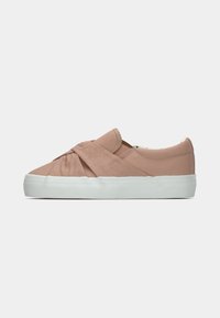 Sneaker slip-on in tela rosa chiaro con design anteriore attorcigliato e suola in gomma bianca, caratterizzato da una texture liscia e una forma arrotondata.