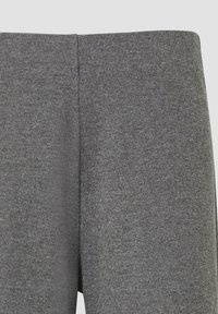 Graue Strickhosen mit einer glatten Textur, einem elastischen Bund und einem breiten, minimalistischen Design ohne sichtbare Verschlüsse oder Verzierungen.