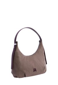 Bolso de ante marrón con un cuerpo curvado, una superficie texturizada y una correa de cuero burdeos profundo con acentos. Detalle de cremallera plateada.