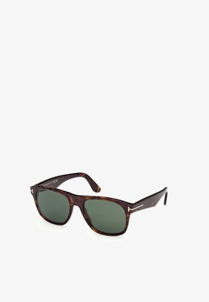Occhiali da sole tartaruga con lenti rettangolari e lenti color verde. Presentano dettagli in metallo argentato sulle astine.