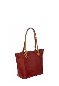 Rode nylon tote bag met bruin leren handvatten, rechthoekige vorm, bovenste ritssluiting en twee externe strikaccenten. Zachte textuur, minimalistisch ontwerp.