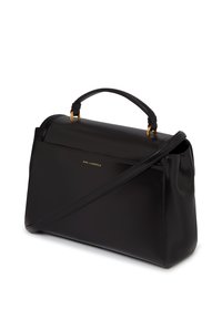 Borsa a mano in pelle nera con una forma strutturata, dotata di manico superiore e tracolla regolabile. Dettaglio del logo dorato sulla parte frontale.