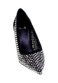 Décolleté nera a punta con accenti d'argento borchiati. Texture in suede con un design elegante, che presenta un lato testurizzato e una suola interna liscia.