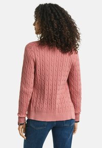 Kabelstrickpullover in sanftem Rosa, mit gerippten Bündchen und Saum, einer taillierten Silhouette und strukturiertem Muster im gesamten Design.
