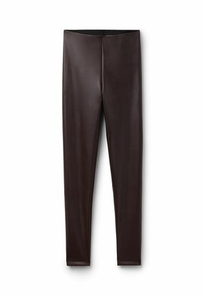 Braune Leggings aus Kunstleder mit glatter Textur, enganliegendem Design und hohem Bund, ausgestattet mit einer nahtlosen Vorderseite und schmalem Schnitt bis zum Knöchel.