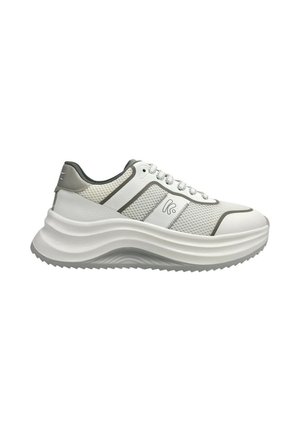 Sneaker atletica bianca e grigia con suola spessa e testurizzata, tomaia in mesh e sintetico, chiusura con lacci mostrata dal lato esterno.