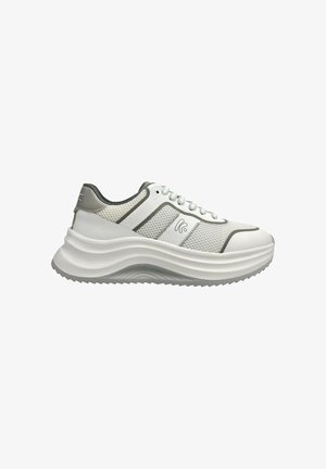 Sneaker atletica bianca e grigia con suola spessa e testurizzata, tomaia in mesh e sintetico, chiusura con lacci mostrata dal lato esterno.
