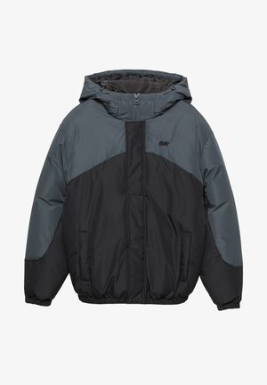 Jaka s umetnutim sivim i crnim panelima, s kapuljačom, prednjim patentnim zatvaračem, elastičnim manšetama i dva bočna džepa. Glatki, vodootporni materijal.