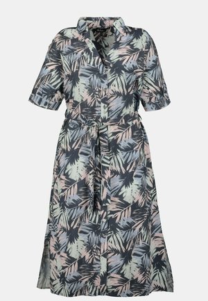 Robe midi à manches courtes boutonnée avec col et ceinture nouée à la taille, présentant un motif de feuilles tropicales pastel dans des tons verts, bleus, roses et noirs atténués.