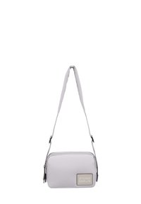 Lys grå crossbody-veske med rektangulær form, glatt stoff, glidelås-lukking og et logo-patch med "STUDIO BERLIN." Justerbar stropp.