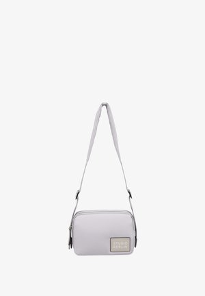Světle šedá crossbody taška obdélníkového tvaru, hladká tkanina, zapínání na zip a logo s nápisem "STUDIO BERLIN." Nastavitelný popruh.
