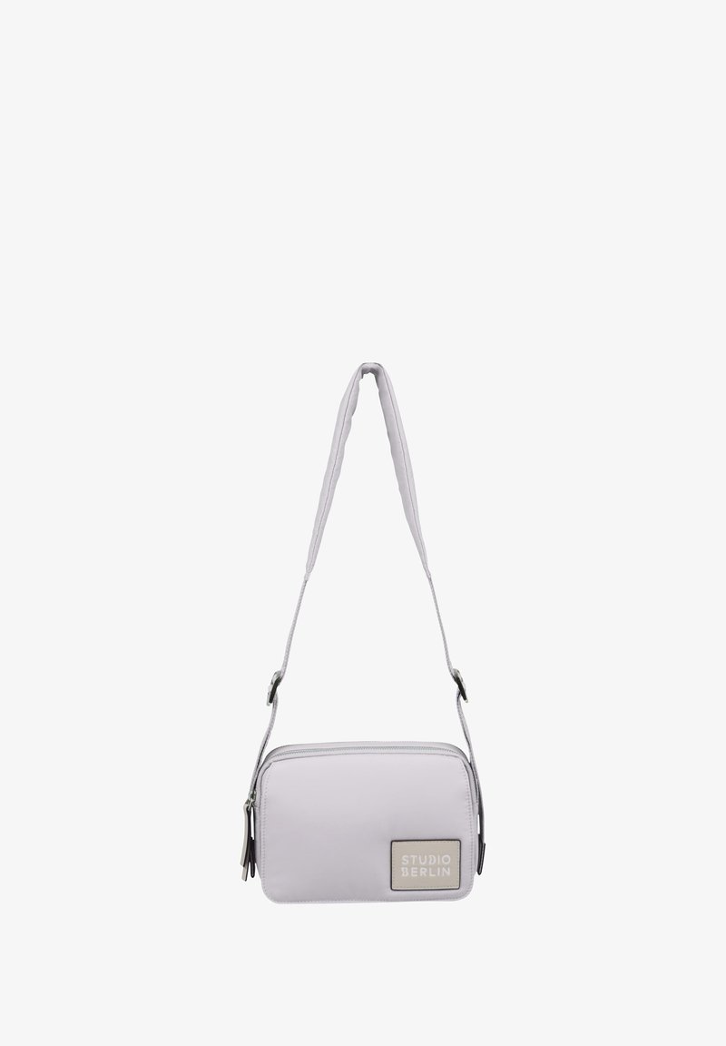 Borsa a tracolla grigio chiaro di forma rettangolare, in tessuto liscio, con chiusura a zip e un'etichetta con il logo "STUDIO BERLIN." Tracolla regolabile.