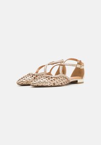 Metallininen rose gold tasapohja, jossa on kudottu muotoilu, terävä kärki, ohuet nilkkahihnat ja matala korko. Silky pinta ja minimalistiset yksityiskohdat.