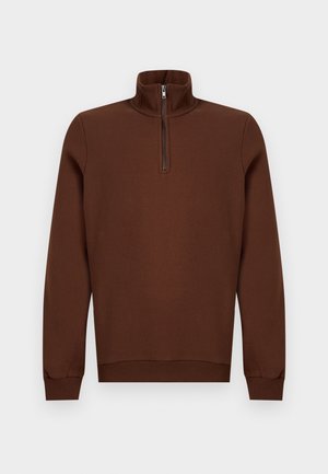 Pull-over marron à manches longues avec un col montant à demi-fermeture éclair et des poignets et un ourlet côtelés, présenté sur un fond uni.