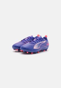 Scarpe da calcio viola con accenti rosa, dotate di un design elegante, tomaia texturizzata e tacchetti multicolore per una miglior trazione.