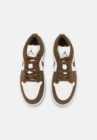 Jordan WMNS AIR JORDAN 1 LOW SE SEA - Tossud - light olive/sail/white
