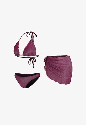 Schimmerndes dunkelrosa dreiteiliges Bademoden-Set mit Triangel-Halfter-Bikinitop, passendem Slip und einem seitlich gebundenen, gerafften Minirock als Überwurf.