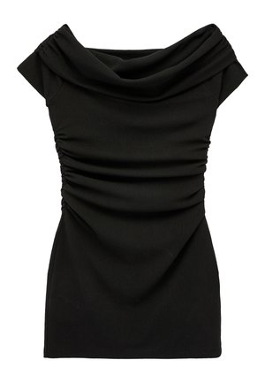 Czarna sukienka bez rękawów z szerokim dekoltem typu kaptur i marszczonymi bokami, dopasowana sylwetka, długość do kolan.