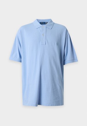 Světlomodré polo tričko s krátkým rukávem, límečkem a dvěma bílými knoflíky vpředu, zobrazené na jednoduchém světlém pozadí.