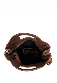 Brązowa zamszowa torebka z górnymi uchwytami i zamykaną na zamek przegrodą. Wnętrze wykończone czarną tkaniną, dodatkowo wyposażona w pasek dla większej wszechstronności.