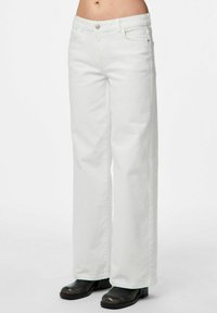 Baltas platās kājas džinsi, izgatavoti no denima ar pogu aizdari un priekšējām kabatām, ar gludu tekstūru un brīvu griezumu.