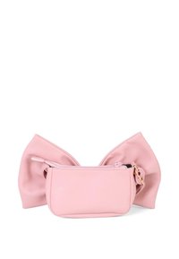 Borsa in pelle rosa con superficie texturizzata, dotata di accenti a forma di fiocco sui lati e di un compartimento principale con cerniera al centro.