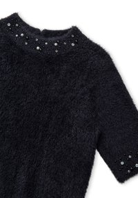 Czarna, puszysta bluzka z krótkim rękawem, z okrągłym dekoltem, ozdobiona dekoracyjnymi koralikami i cekinami na ramionach i rękawach.