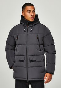 Heren pufferjack in antraciet, met een capuchon, ritszakken, zachte stof, gewatteerde textuur en contrasterende details op de borst.