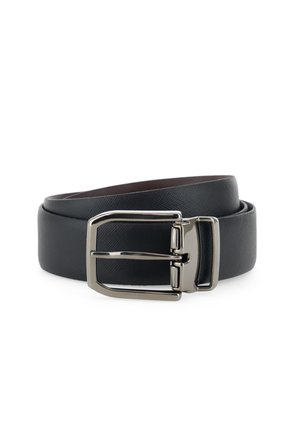 Cinturón negro de cuero texturizado con una hebilla rectangular pulida de tono plateado, sobre un fondo blanco.