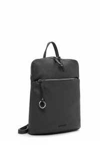 Svart ryggsäck i läder med strukturerad yta, övre handtag, framficka med dragkedja och justerbar rem. Har en rund metallaccent.